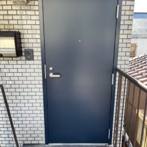 横浜市港北区日吉で表面がぼこぼこになったスチール玄関ドアを交換リモデル　施工後ドア全体